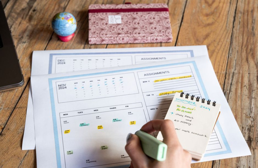 Hoe maak je een huiswerkplanning voor een leerling in 1 vmbo-t met 3 toetsen volgende week