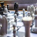 Wat betekent het spreekwoord ‘de kogel is door de kerk’?